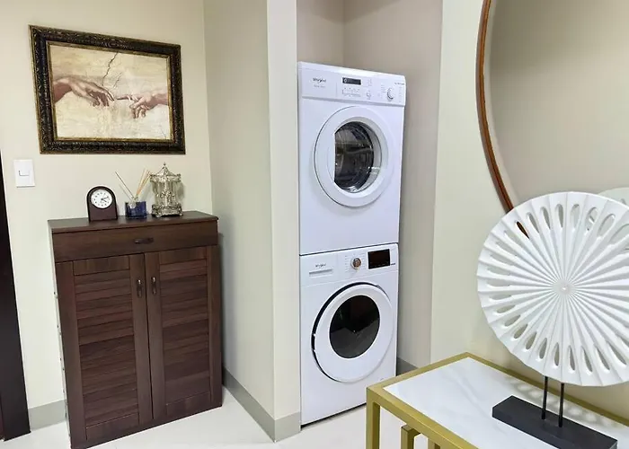 Executive Gem Beside Malls And Bars At Uptown Bgc Apartment