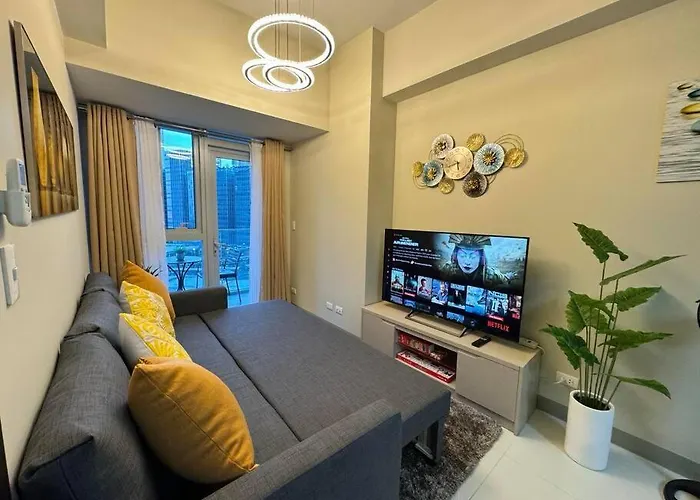 Executive Gem Beside Malls And Bars At Uptown Bgc Manila